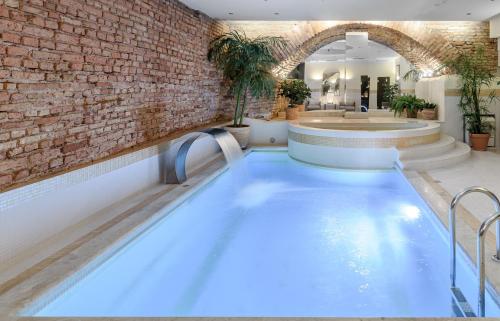 2 bedrooms, 3 beds