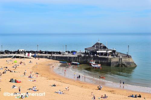 The Tea House - A Stones Throw From Beach