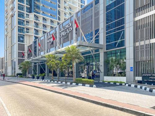 A Living Modern 1BR Apartment with Balcony & Canal View at Prive-517 Business Bay, Dubai