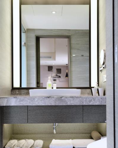 room detail thumbnail 2