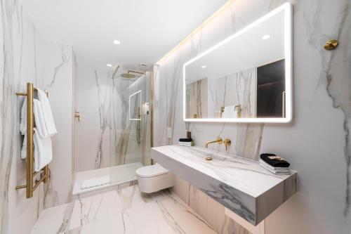Superior King Room image 10