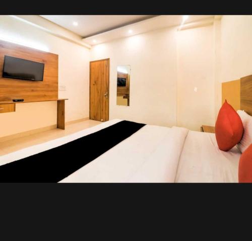 Capital O The Vegas Near Palam Metro Station