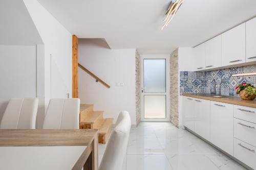 House Bajota with terrace and sea view in 別里