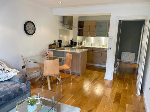 WATCH CHANGING OF THE GUARD AND WALK TO THE CASTLE! 2 Bedroom Apartment, Windsor (foto 10)