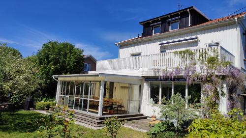 B&B Varberg - Spacious House near Sea - Delightful shelted garden - Bed and Breakfast Varberg