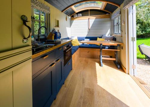 Oprema, Nutkins Luxury Shepherd Hut with hot tub close to Lyme Regis in Raymond's Hill