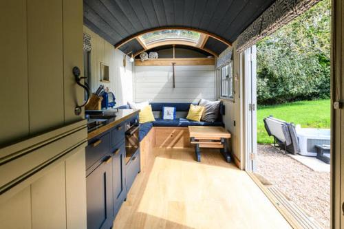 Oprema, Nutkins Luxury Shepherd Hut with hot tub close to Lyme Regis in Raymond's Hill