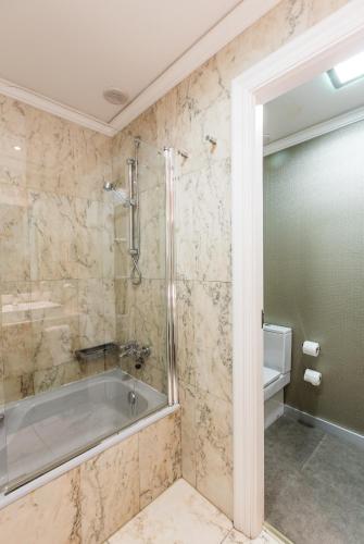 Hotel Carlton - main image