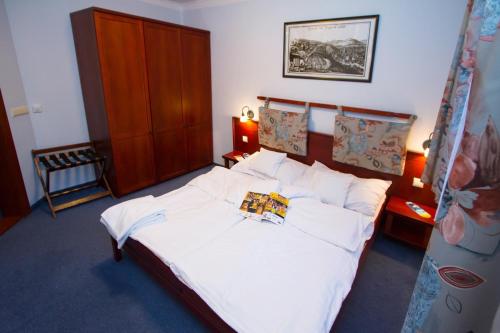 1 queen bed, 4 sofa beds