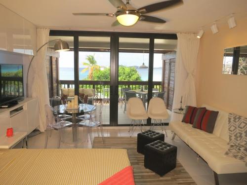 Luxury Beachfront Duplex Villa on Sapphire Beach I in 雷德胡克