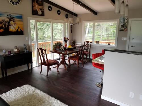 Hot Tub Stunning Mountain Views 2 kitchens 4 bedroom 2 bathroom