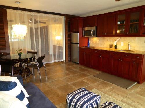 廚房, Luxury Beachfront Duplex Villa on Sapphire Beach I in 雷德胡克