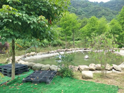 Traveller Mountain Spring Farm in Emei