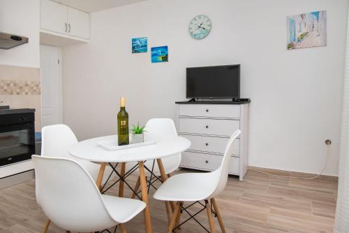Apartments Tiho - image 10