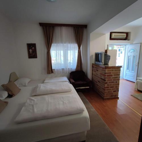 Apartments and rooms Lena