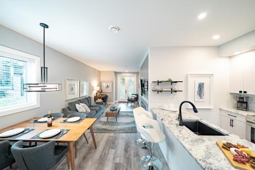 Sunrise Ridge Waterfront Resort in ปาร์คสวิล (BC)