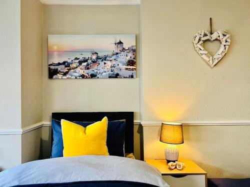 Beach Vibes in Southend-On-Sea by Artisan Stays I Long Weekend Offer I Free Parking - Apartment - Southend-on-Sea