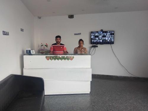 OYO Hotel Premium Snapper Near Dashrath Puri Metro Station