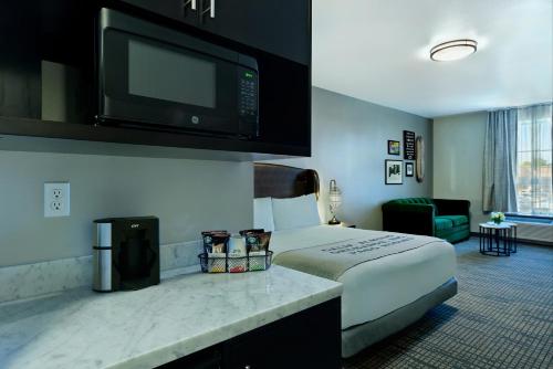Oxford Suites Paso Robles - image 3