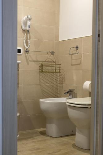 Standard Double Room image 10