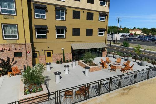 Oxford Suites Paso Robles - image 9