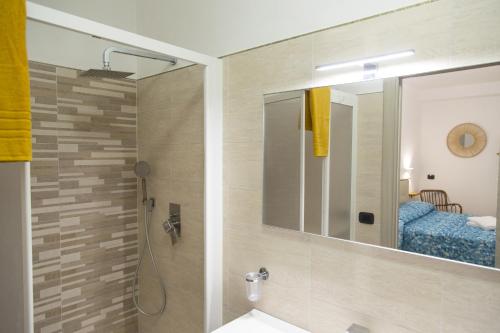 Standard Double Room image 5