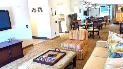 Upscale 2Bed 2Bath Condo Prime Location WiFi Pools Kitchen Security