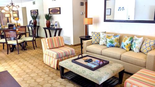 Upscale 2Bed 2Bath Condo Prime Location WiFi Pools Kitchen Security in Palm Springs, USA