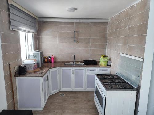 ห้องครัว, Chalets in the middle of Ajloun forests شاليه و مزرعة في وسط غابات عجلون in อัญลูน