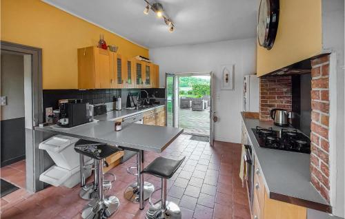 Konyha, Amazing Home In Stgermain-Des-Angles in Emalleville