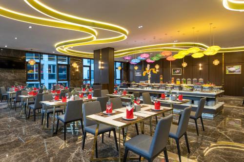 461145402 Golden Lotus Grand Da Nang - Panoramic Rooftop Bar & Daily Afternoon Tea