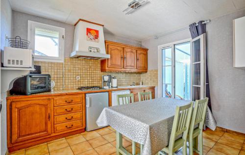 virtuve, Amazing Home In Anneville Sur Mer in Anneville-sur-Mer