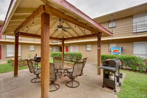 Dallas Couples Escape Grills, 3 Mi to Downtown! in Junius Heights
