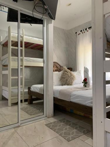 1 queen bed, 3 twin beds