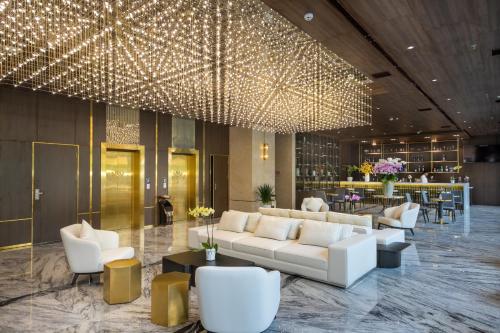 461168692 Golden Lotus Grand Da Nang - Panoramic Rooftop Bar & Daily Afternoon Tea