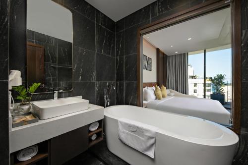461172515 Golden Lotus Grand Da Nang - Panoramic Rooftop Bar & Daily Afternoon Tea