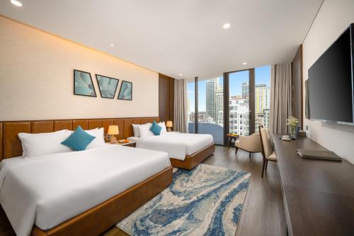 461172811 Golden Lotus Grand Da Nang - Panoramic Rooftop Bar & Daily Afternoon Tea