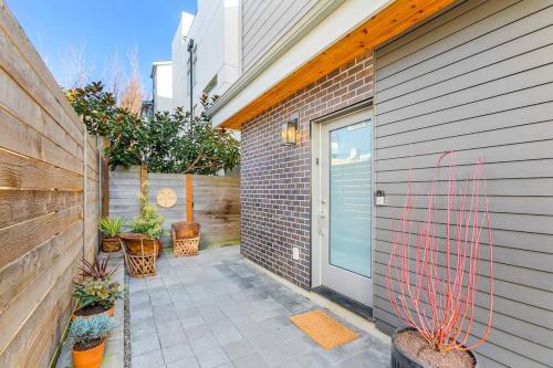 The Sweetest Suite - 91 Walkscore! near สวนสัตว์ วู้ดแลนด์พาร์ค