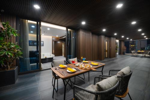 461185886 Golden Lotus Grand Da Nang - Panoramic Rooftop Bar & Daily Afternoon Tea