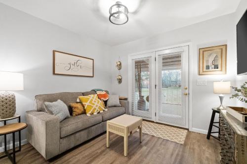 Cozy Contemporary Cottage With Lit Covered Patio thumb 3
