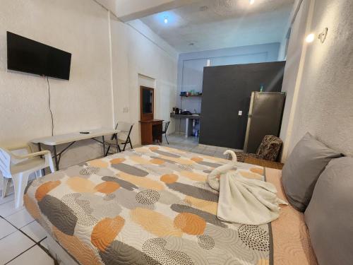 Small studio APT 5min to DT!