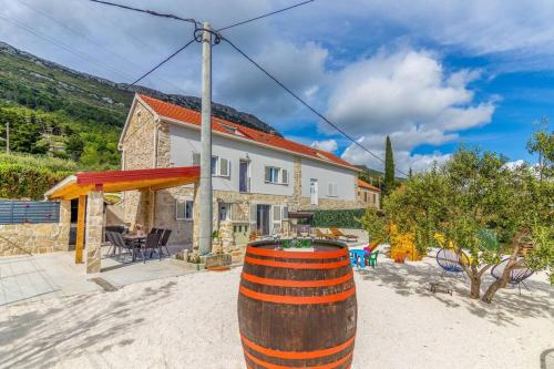 Holiday Home Toni - Accommodation - Kastel Stari