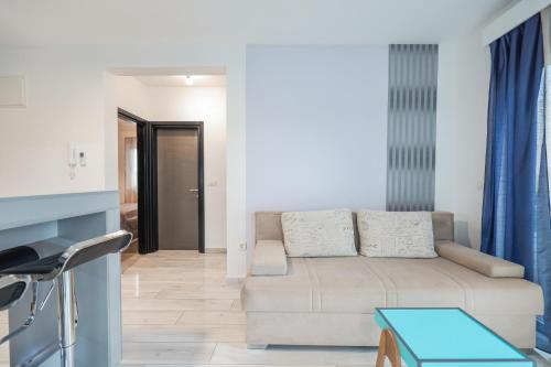 Deluxe Two-Bedroom Apartment with Pool View - First Floor image 10