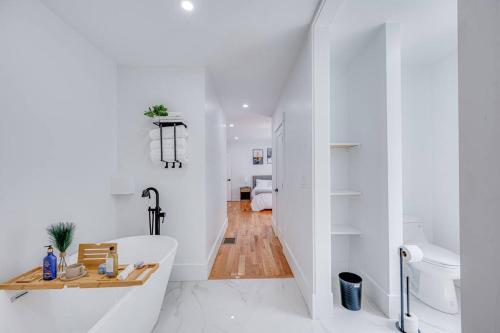 Modern Red Door Haven +5mins to Boston in Milton, USA