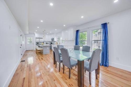 Modern Red Door Haven +5mins to Boston in Milton, USA