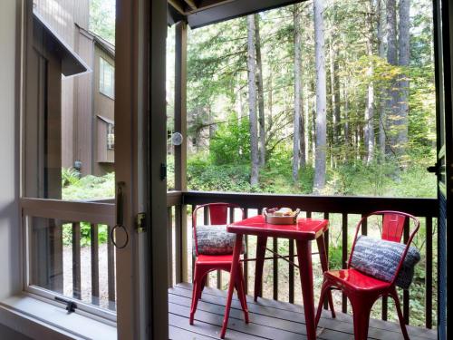 Mt Baker Den, Sleeps 4