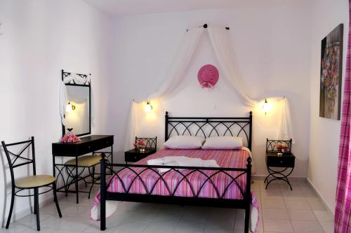 Glaronisia Hotel in พอลโลเนีย