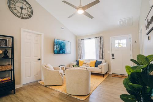 City Retreat - 4 Bedroom Oasis with King & Private Yard near Downtown in Charlotte, USA
