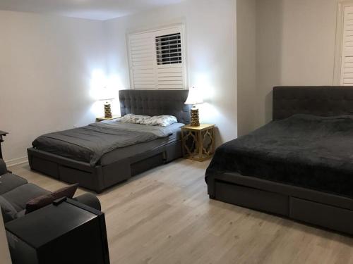 Private Rooms - Luxury Villa - BnbbookingCA Oshawa