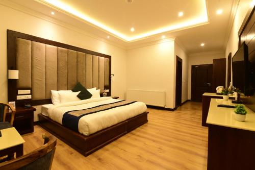 Deluxe Double or Twin Room image 2